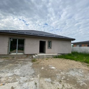 Casa individuala / comuna Bradu /4 camere / An constructie 2022
