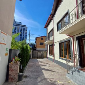 Vila Mihai Bravu | 8 Camere 240mp | 5 Min Metrou | Curte Libera 160mp