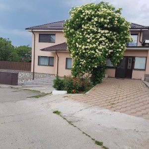 Casă de închiriat | 5 Camere | Terasa | Curte comuna